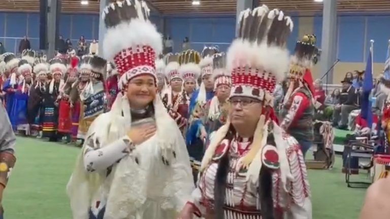 Lily Gladstone wird von der Blackfeet Reservation mit einem Stehkopfschmuck geehrt