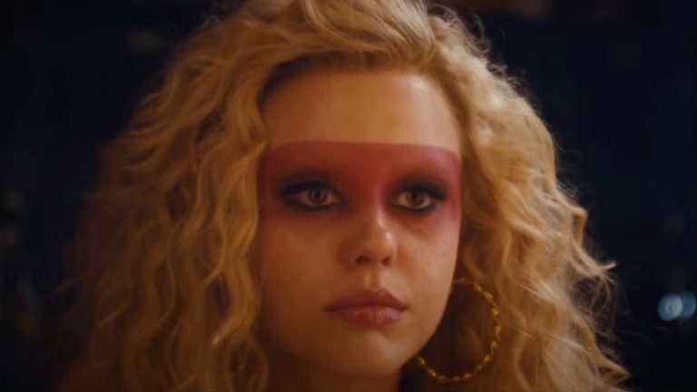 Mia Goth reist ins Los Angeles der 80er Jahre