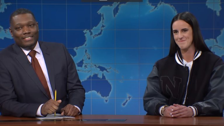 Caitlin Clark Dunks über Michael Che während eines überraschenden SNL-Auftritts