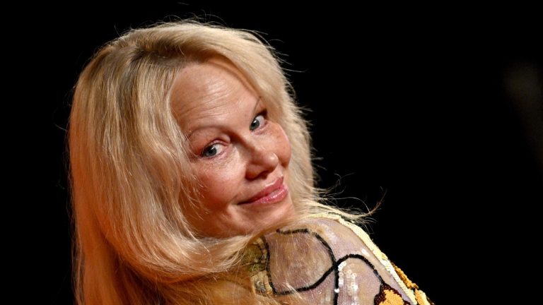 Pamela Anderson spielt die Hauptrolle im Film „Naked Gun“ mit Liam Neeson