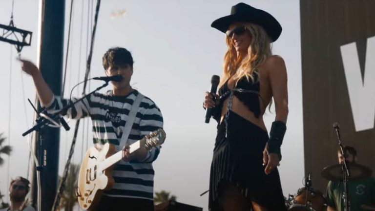 Paris Hilton stürzt das Coachella-Set von Vampire Weekend ab, um Cornhole zu spielen