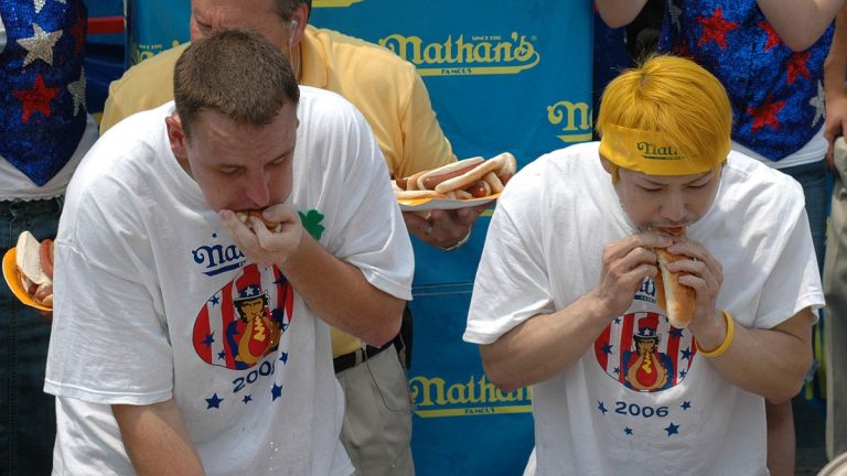 Joey Chestnut und Takeru Kobayashi treten beim Netflix-Hot-Dog-Wettessen gegeneinander an