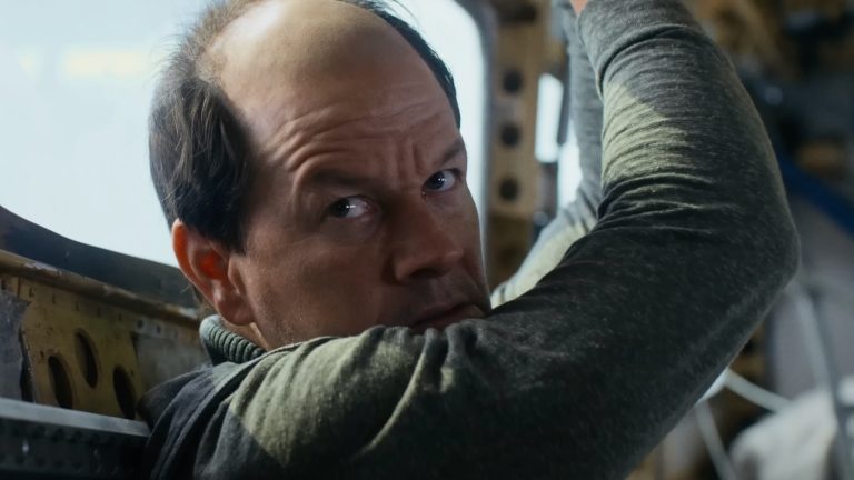 Mark Wahlberg wird im „Flight Risk“-Trailer kahl