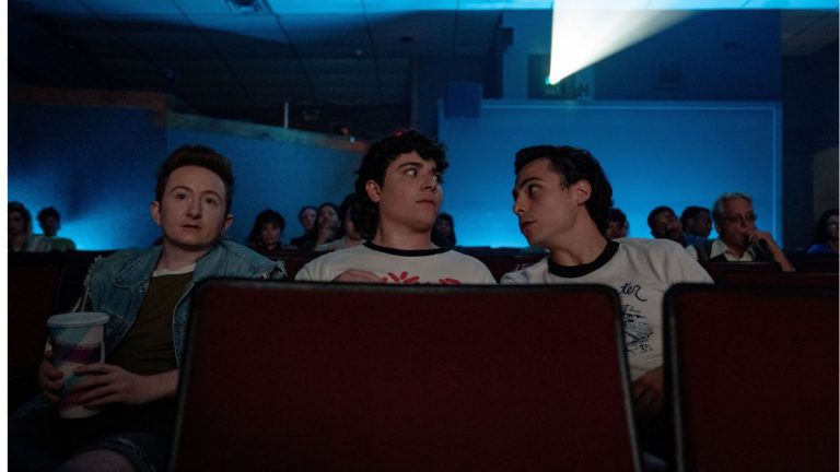 Sehen Sie sich den Trailer zu Kevin Smiths neuem, von den 80ern inspirierten Film „The 4:30 Movie“ an