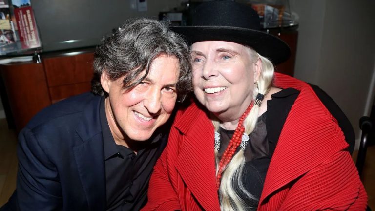 Cameron Crowe sagt, dass das Biopic über Joni Mitchell bis Weihnachten 2025 erscheinen könnte