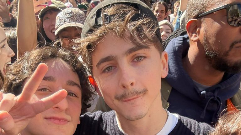 Timothée Chalamet stürzt beim Timothée Chalamet Lookalike Contest ab