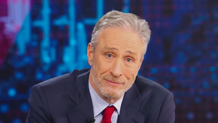 Jon Stewart bleibt bis 2025 bei der Daily Show