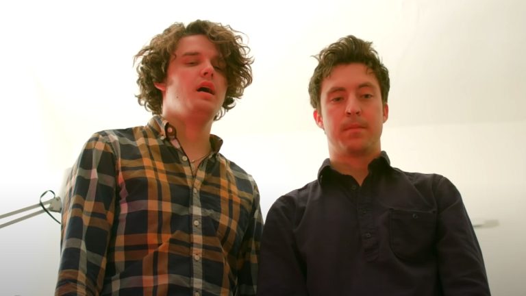 Der Schöpfer des Englischlehrers Brian Jordan Alvarez wird wegen sexueller Übergriffe angeklagt