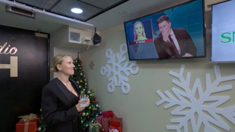 Colin Jost und Michael Che tauschen Witze bei SNL mit Scarlett Johansson