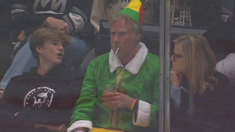 Will Ferrell nimmt als Buddy the Elf verkleidet an einem Hockeyspiel teil