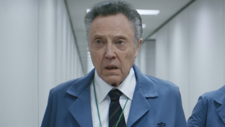 Christopher Walken kann „Severance“ nicht streamen, sondern schaut es sich auf DVD an