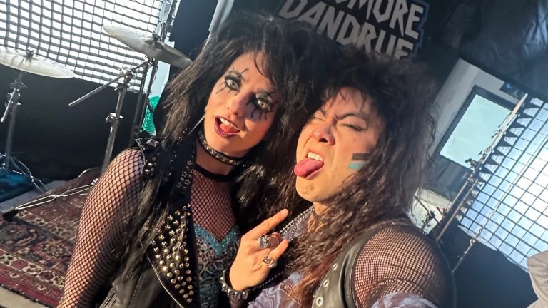 Sarah Sherman von SNL und Bowen Yang gehen Metall in Dandruff -Anzeige