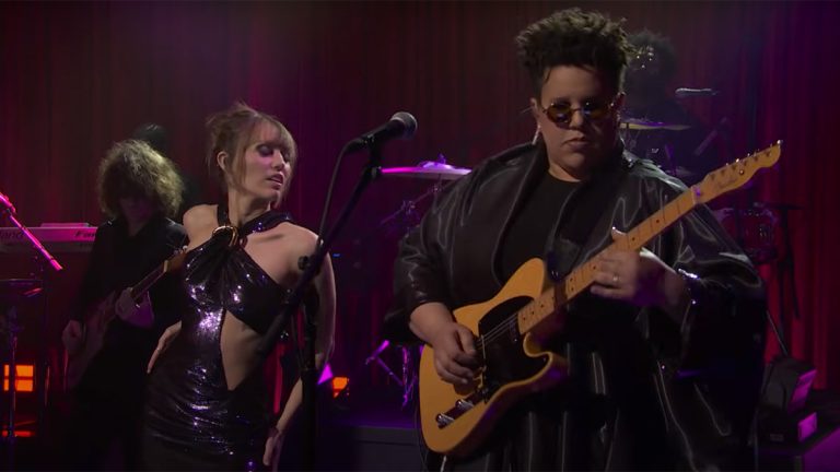 Miley Cyrus & Brittany Howard Cover „Nichts vergleicht 2 u“ auf SNL50