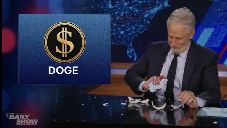 Jon Stewart bricht Becher, blutet während der Daily Show Rant