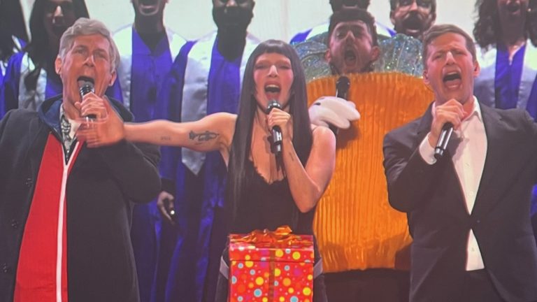 Lady Gaga singt „Schwanz in einer Schachtel“ in Lonely Island Medley