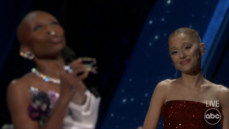 Ariana Grande & Cynthia Erivo führen „trotze Schwerkraft“ durch