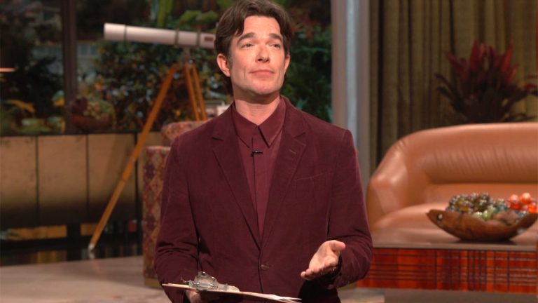 Jeder lebt mit John Mulaney Review: Ein großer Start