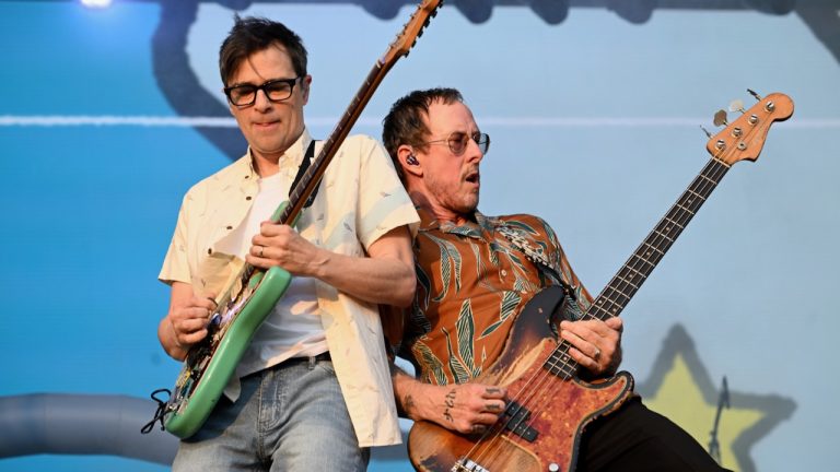 Weezer spielt trotz der Verhaftung der Frau von Bassist immer noch Coachella