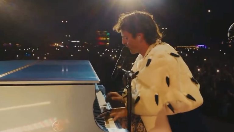 Benson Boone bedeckt „Bohemian Rhapsody“ mit Brian May in Coachella