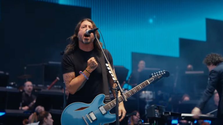Dave Grohl spielt „Everlong“ mit La Philharmonic