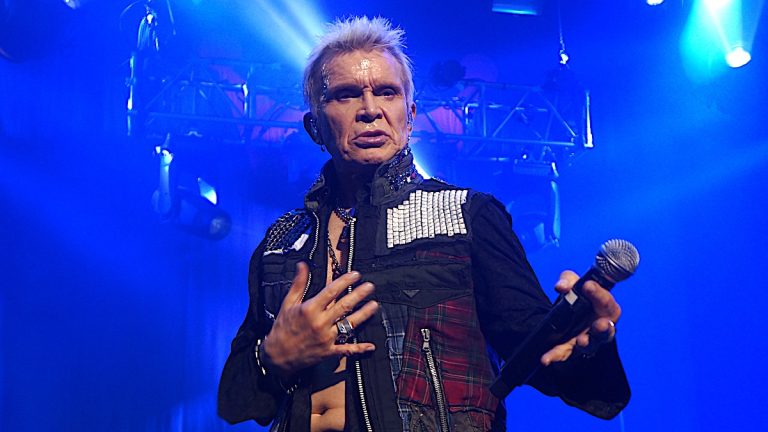 Billy Idol „tanzt“ nach all den Jahren immer noch: Interview