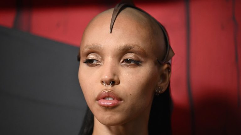 FKA Twigs zieht Coachella aufgrund von Visa -Problemen heraus