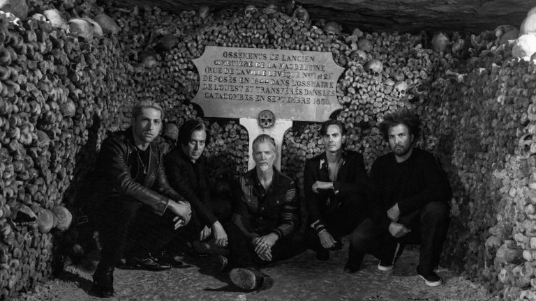 Queens of the Stone Age geben Katakomben -Konzertfilm an