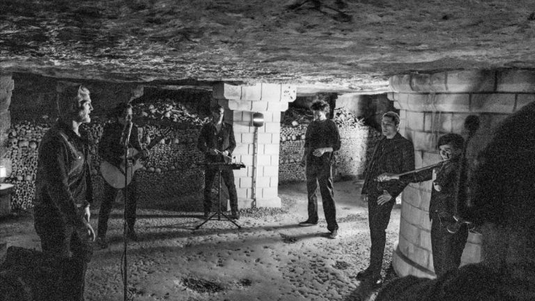 Queens der Steinzeit veröffentlichen lebend im Katakomben -Konzertfilm