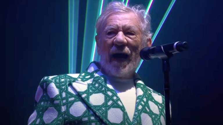 Ian McKellen schließt sich Scherenschwestern auf der Bühne in Glastonbury an