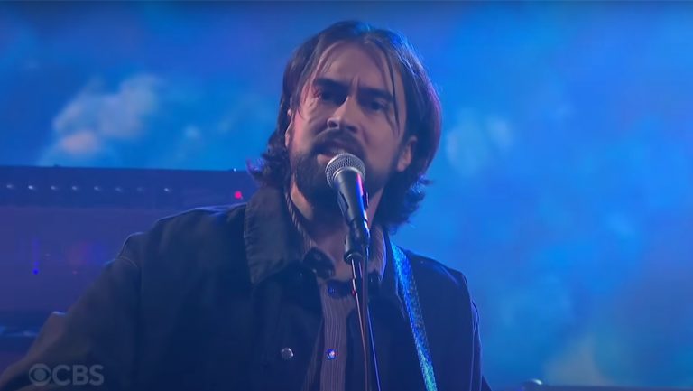 Alex G spielt „Afterlife“ auf Colbert: Watch