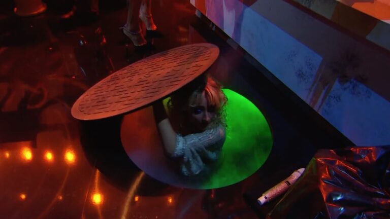 Sabrina Carpenter führt „Tränen“ durch, nachdem er aus dem Mannloch auftauchte