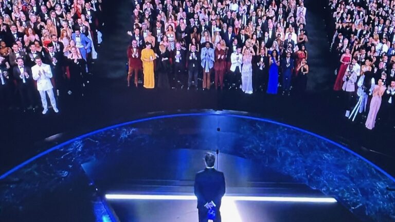 Stephen Colbert bekommt stehende Ovationen bei 2025 Emmys