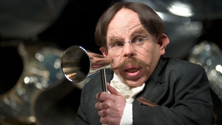 Warwick Davis, um Filius Flitwick in HBOs Harry Potter TV -Neustart wiederzugeben