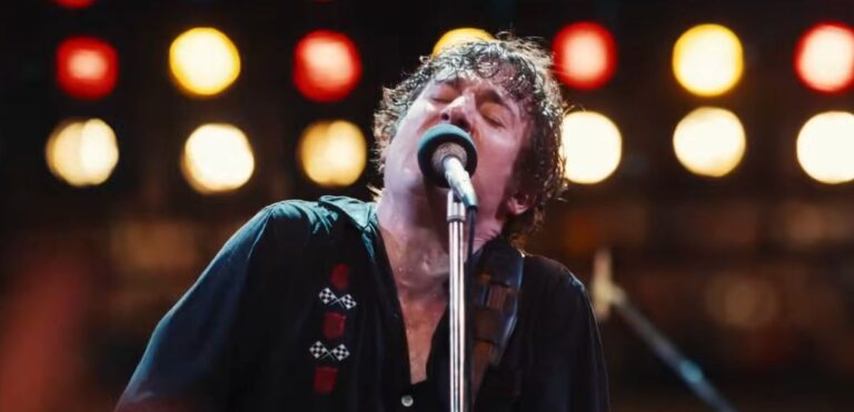 Jeremy Allen White singt „geboren zu rennen“
