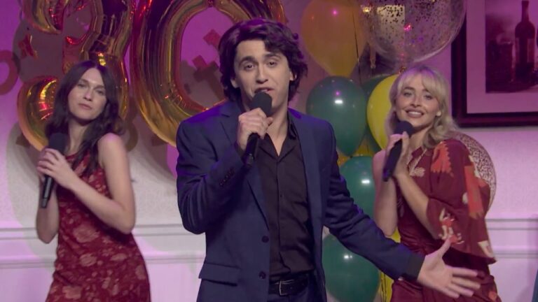 Domingo kehrt mit einem Sketch, der Taylor Swifts „The Fate of Ophelia“ fälscht, zu SNL zurück