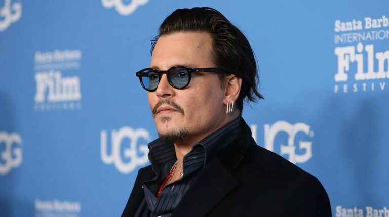 Johnny Depp im Gespräch mit der Hauptrolle in „Ebenezer: Eine Weihnachtsgeschichte“ von Ti West