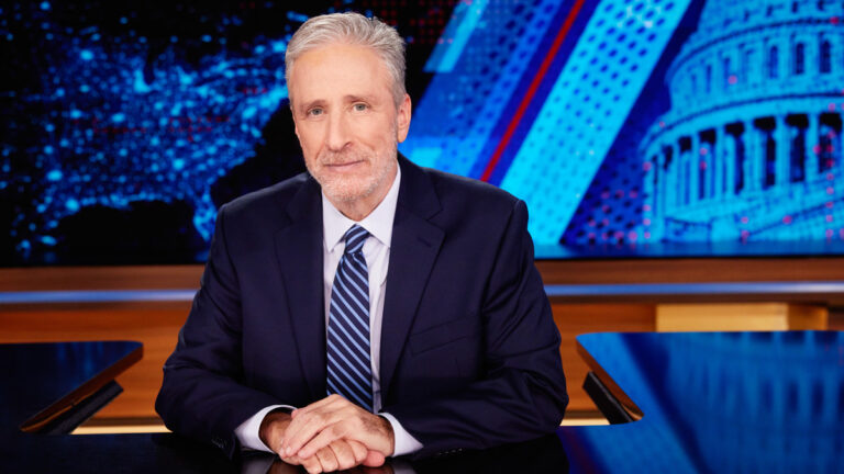 Jon Stewart wird die Daily Show bis 2026 weiterhin moderieren