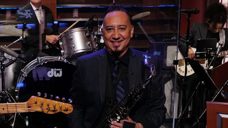 Cleto Escobedo III, Jimmy Kimmel Live-Bandleader, tot im Alter von 59 Jahren