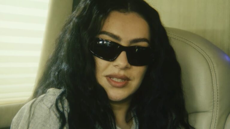Charli XCX spielt die Hauptrolle in „The Moment“ von A24: Sehen Sie sich den Trailer an