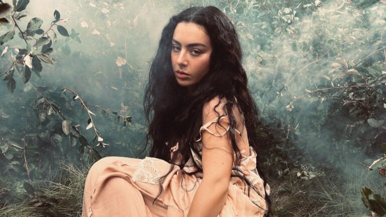 Charli XCX kündigt Wuthering Heights-Album an und teilt „Chains of Love“