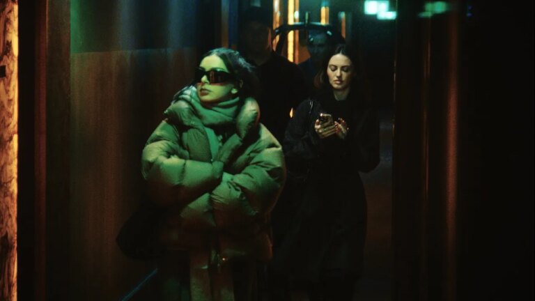 Charli XCX filmt „The Moment, I Want Your Sex“ zur Premiere in Sundance