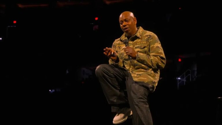 Dave Chappelle spricht im neuen Netflix-Special zu Charlie Kirk, Saudi Comedy Fest
