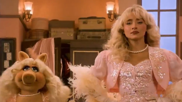Sabrina Carpenter und Miss Piggy schließen sich im neuen Teaser-Trailer zur Muppet Show zusammen