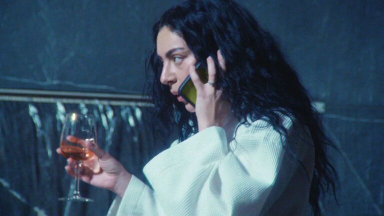 Charli XCX baut die Spannung des Erfolgs ab