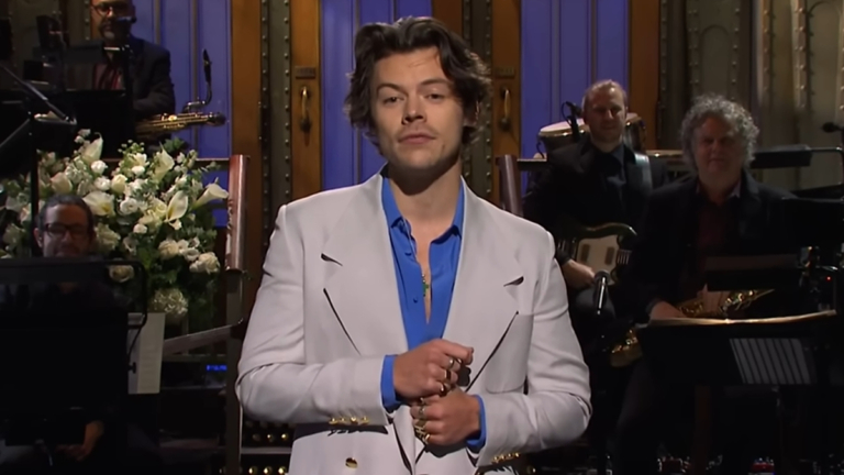 Harry Styles moderiert und tritt bei SNL auf und übernimmt erneut die doppelte Pflicht