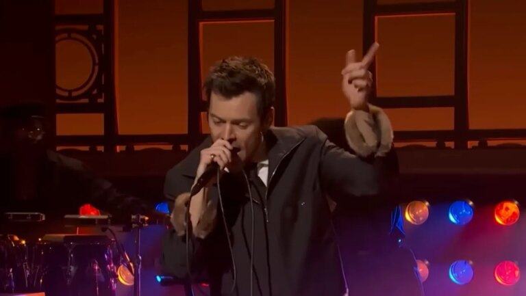Harry Styles tritt bei SNL doppelt auf und spielt zwei Songs