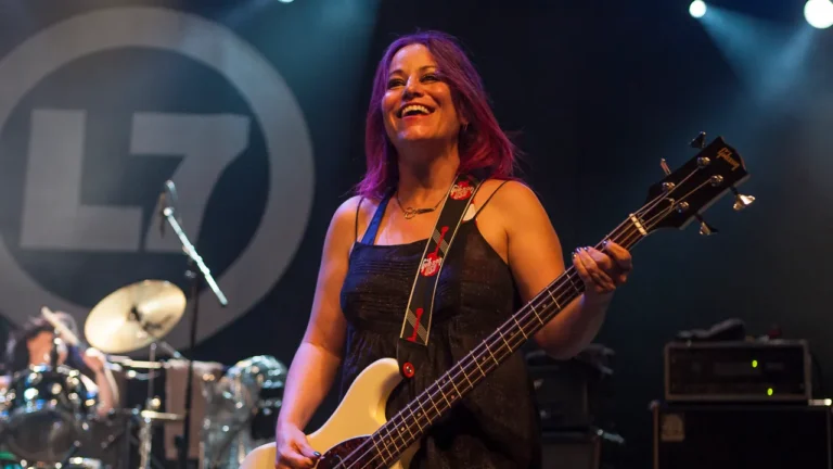 L7-Bassistin Jennifer Finch stirbt im Alter von 59 Jahren