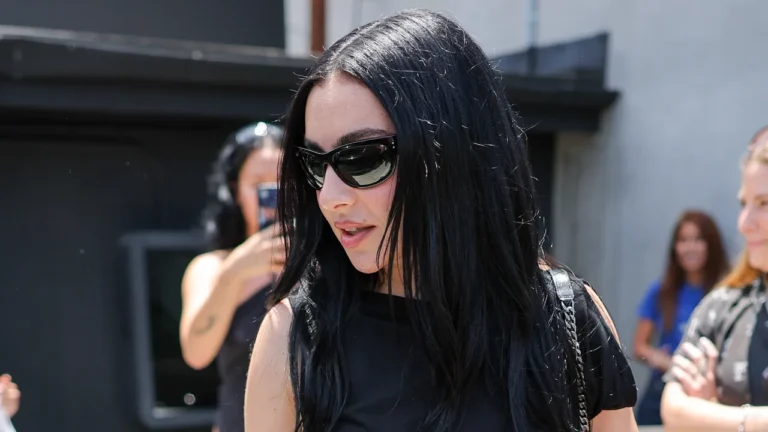 Charli XCX veröffentlicht Musik-, Mode- und Film-B-Seiten