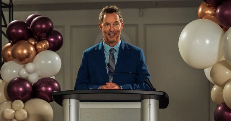 Tom Cavanagh im You're Killing Me: Podcast von Acorn TV
