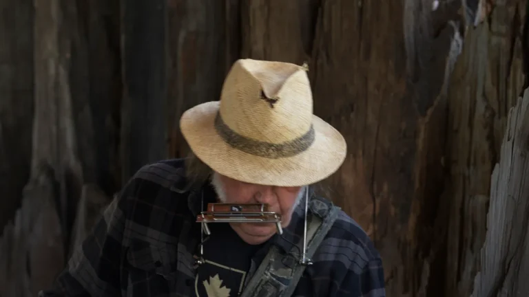 Neil Young und die Chrome Hearts kehren mit dem zweiten Song des neuen Albums zurück
